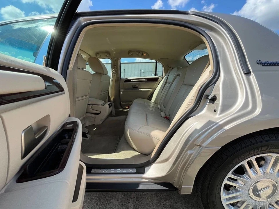 2011 Lincoln Town Car - Image 15 of 21