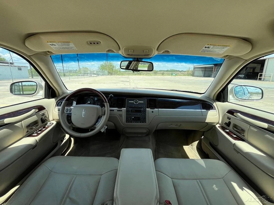 2011 Lincoln Town Car - Image 16 of 21