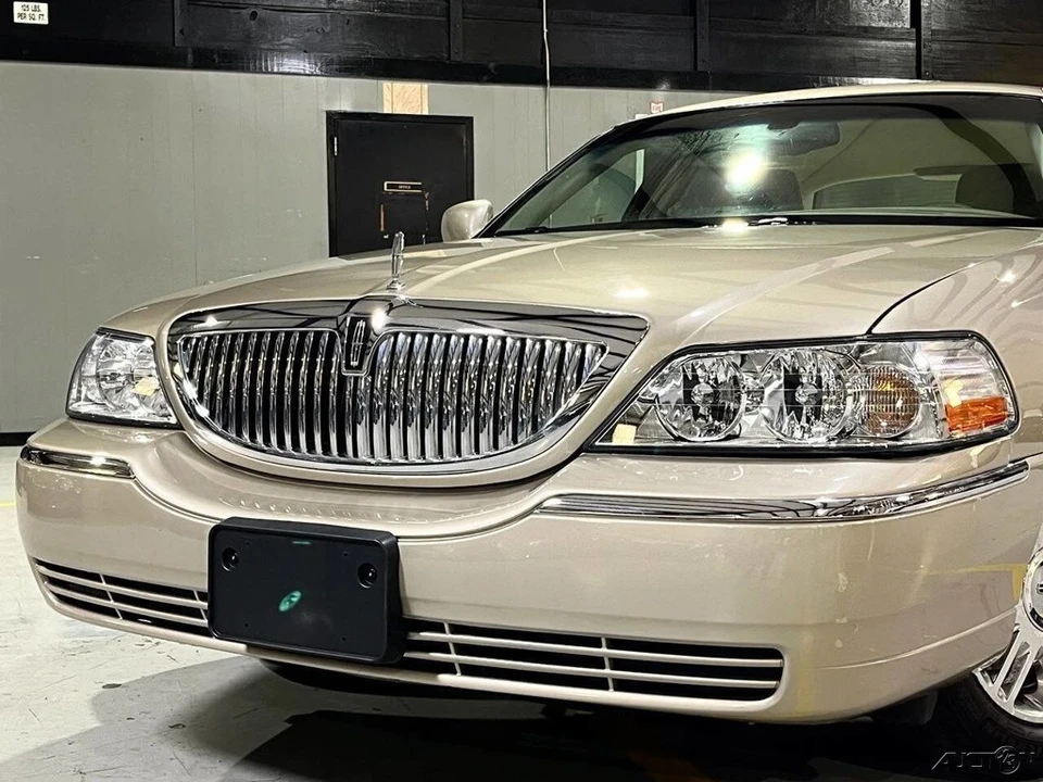 2011 Lincoln Town Car - Image 4 of 21