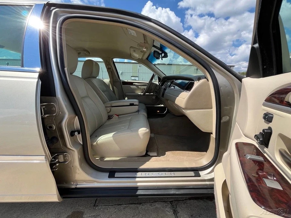 2011 Lincoln Town Car - Image 14 of 21