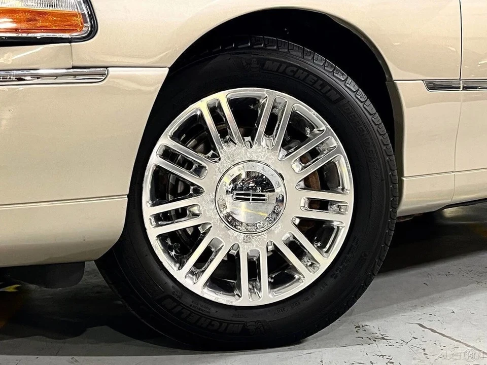 2011 Lincoln Town Car - Image 3 of 21