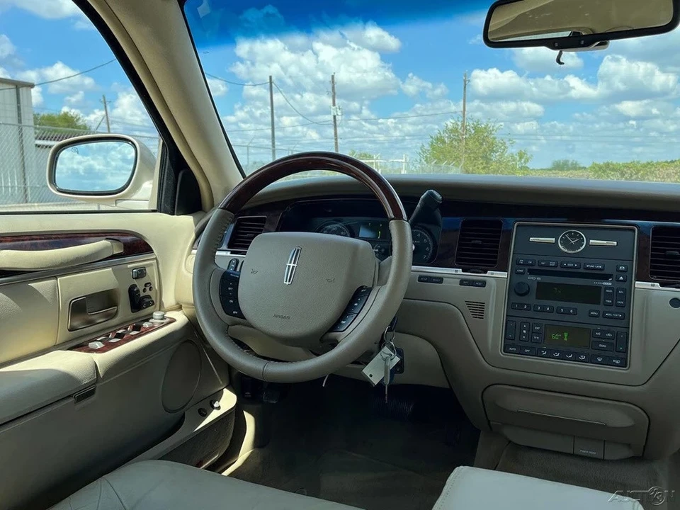 2011 Lincoln Town Car - Image 18 of 21
