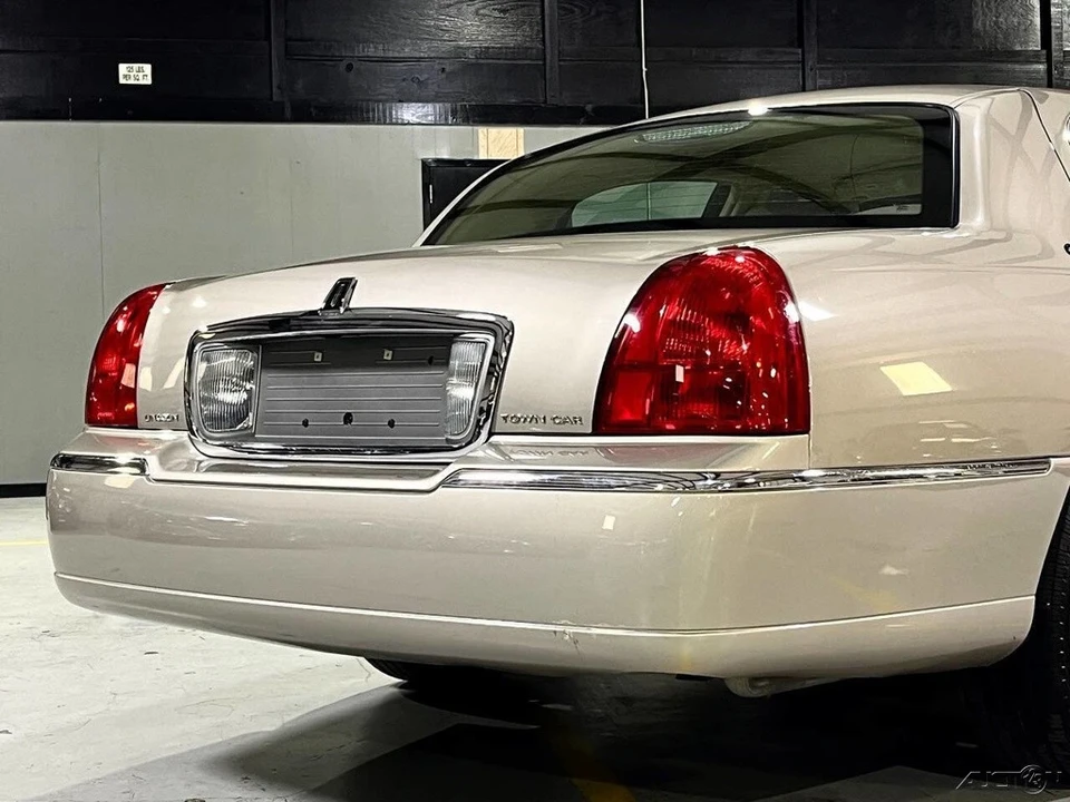 2011 Lincoln Town Car - Image 9 of 21