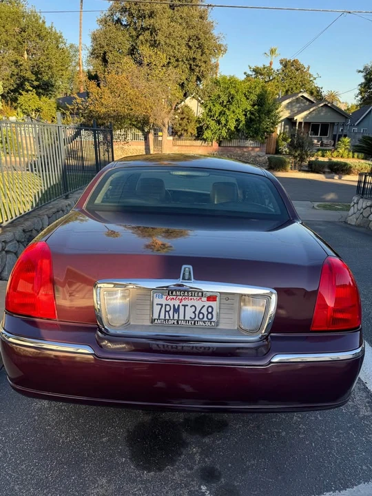 2011 Lincoln Town Car - Image 3 of 8
