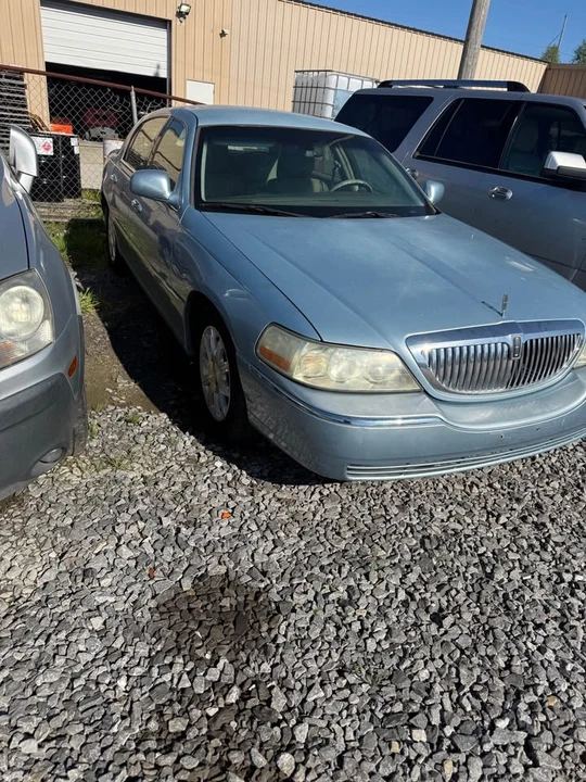 2011 Lincoln Town Car - Image 2 of 6