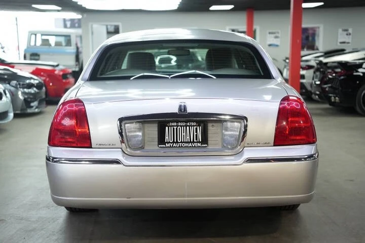 2011 Lincoln Town Car - Image 5 of 17