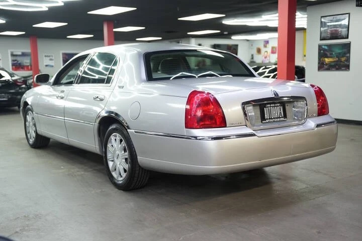 2011 Lincoln Town Car - Image 6 of 17