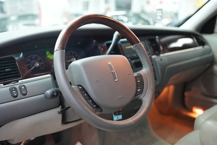 2011 Lincoln Town Car - Image 9 of 17