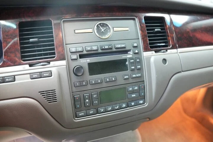 2011 Lincoln Town Car - Image 10 of 17