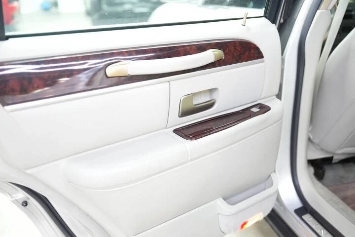 2011 Lincoln Town Car - Image 13 of 17