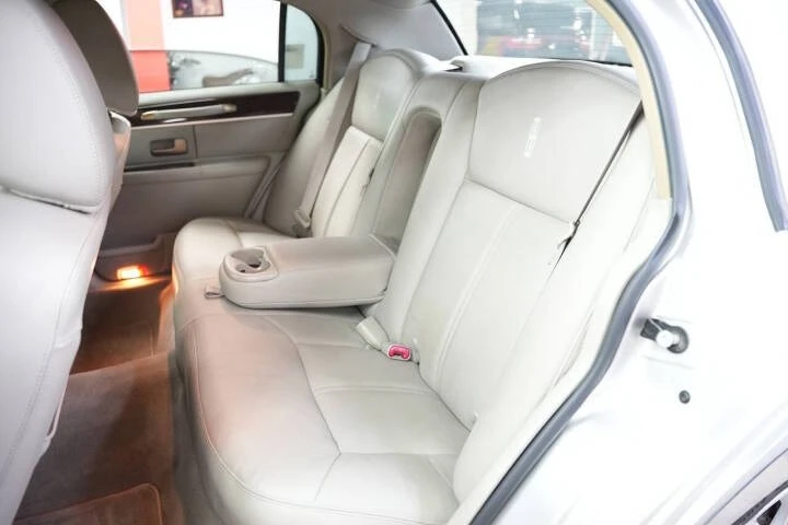 2011 Lincoln Town Car - Image 14 of 17