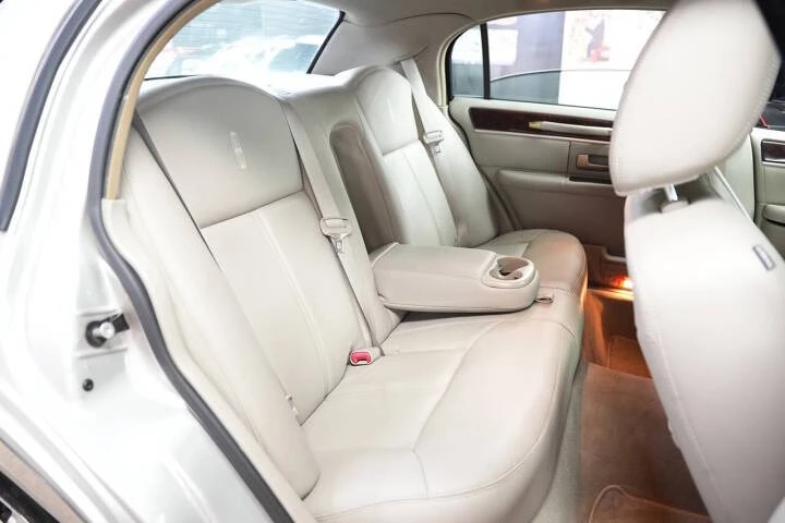 2011 Lincoln Town Car - Image 15 of 17