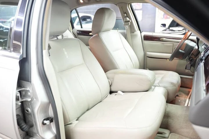 2011 Lincoln Town Car - Image 16 of 17