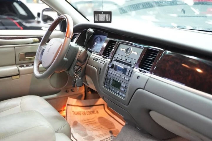 2011 Lincoln Town Car - Image 17 of 17