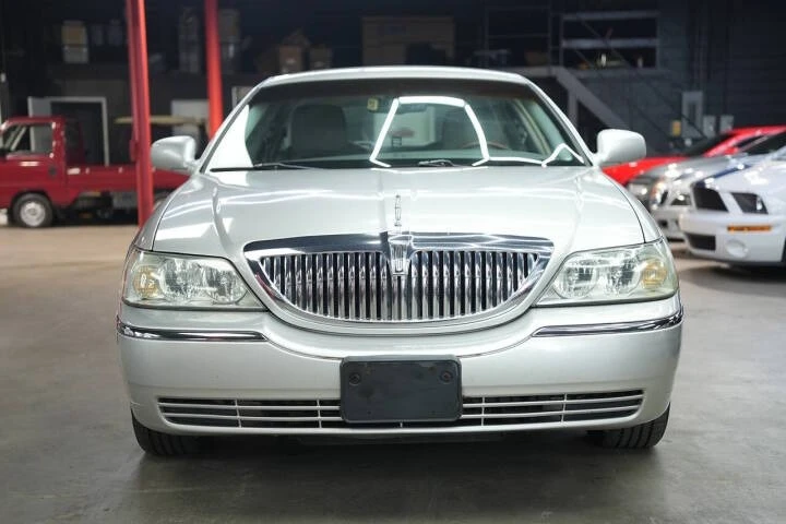 2011 Lincoln Town Car - Image 2 of 17
