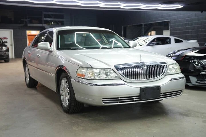 2011 Lincoln Town Car - Image 3 of 17