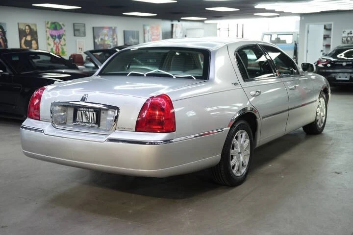 2011 Lincoln Town Car - Image 4 of 17