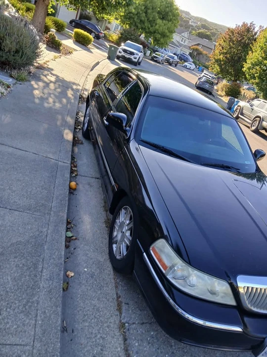 2011 Lincoln Town Car - Image 2 of 10