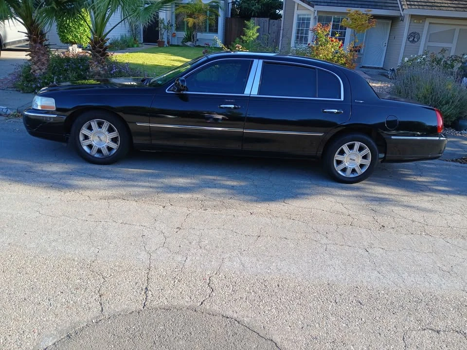 2011 Lincoln Town Car - Image 3 of 10