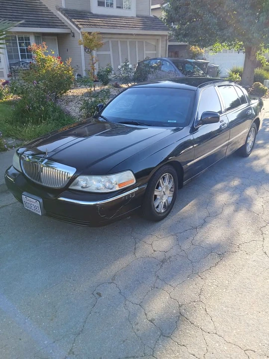 2011 Lincoln Town Car - Image 4 of 10