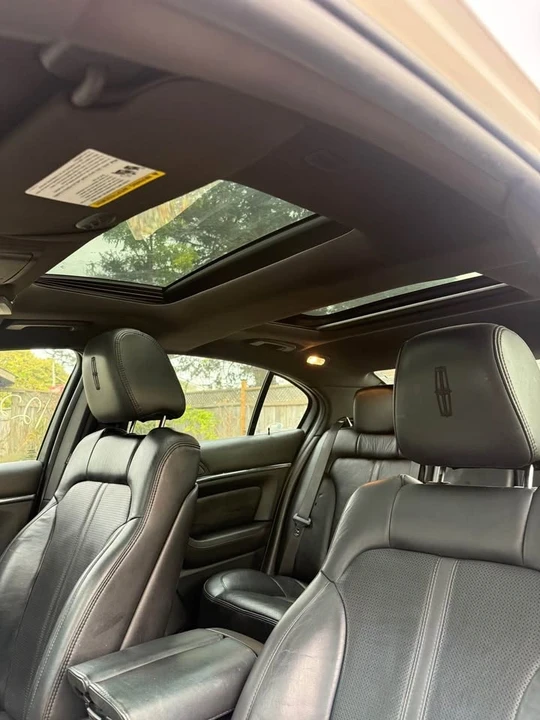 2011 Lincoln MKS - Image 8 of 10