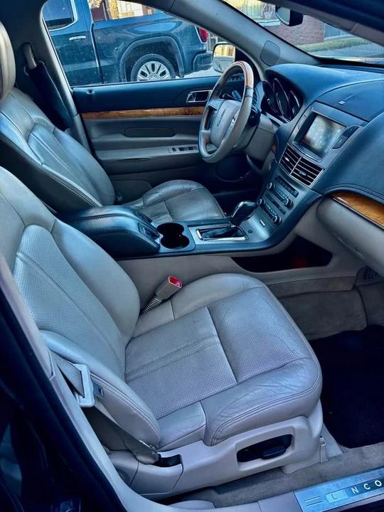 2011 Lincoln MKT - Image 6 of 10
