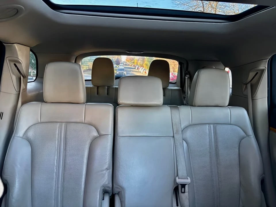 2011 Lincoln MKT - Image 8 of 10
