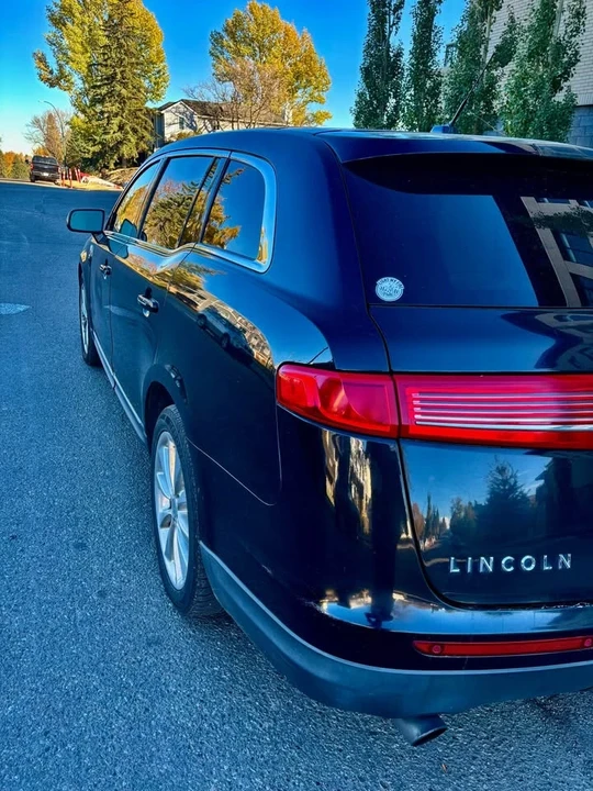 2011 Lincoln MKT - Image 5 of 10