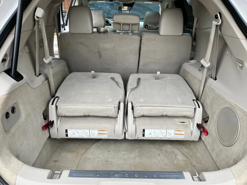 2011 Lincoln MKT - Image 9 of 10