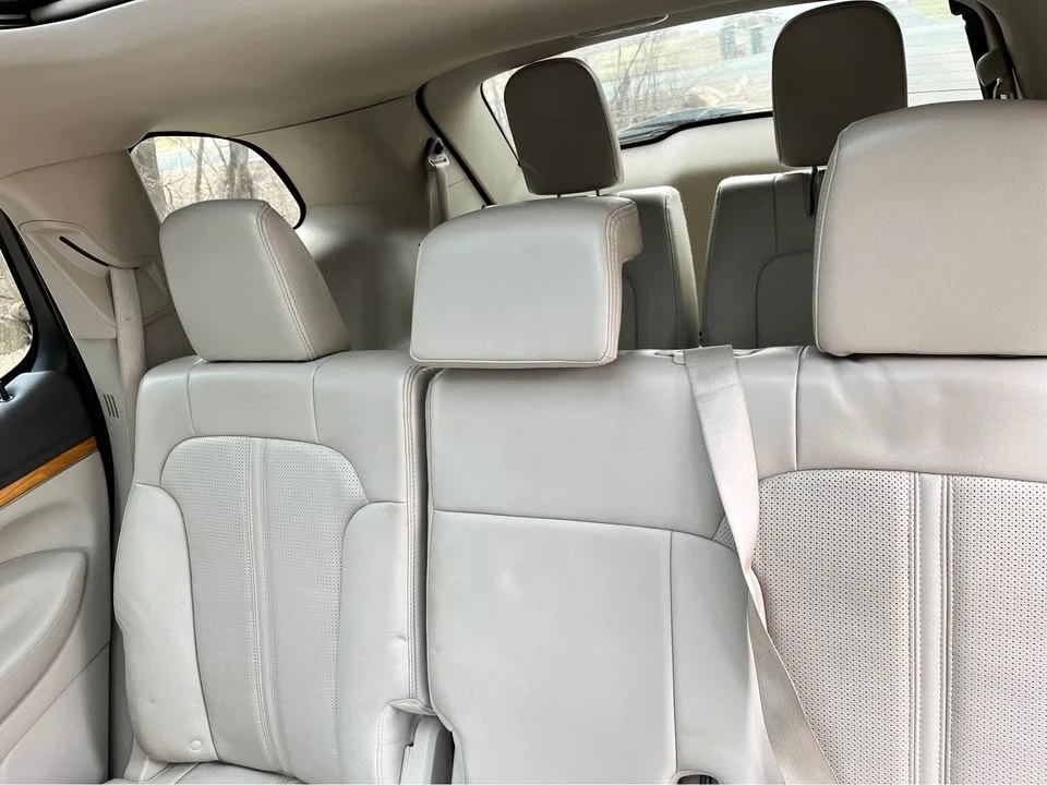 2011 Lincoln MKT - Image 8 of 10