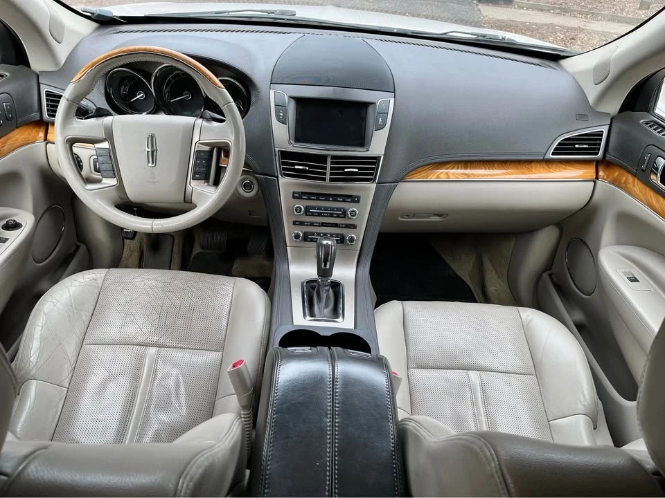 2011 Lincoln MKT - Image 4 of 10