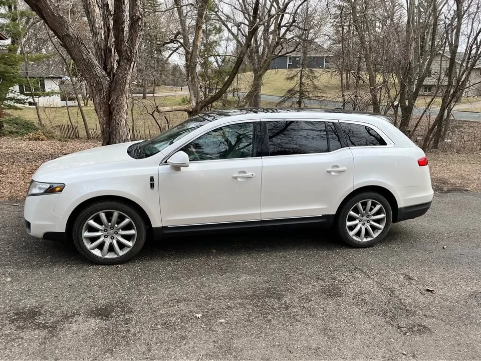 2011 Lincoln MKT - Image 2 of 10