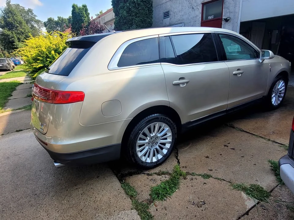 2011 Lincoln MKT - Image 8 of 13