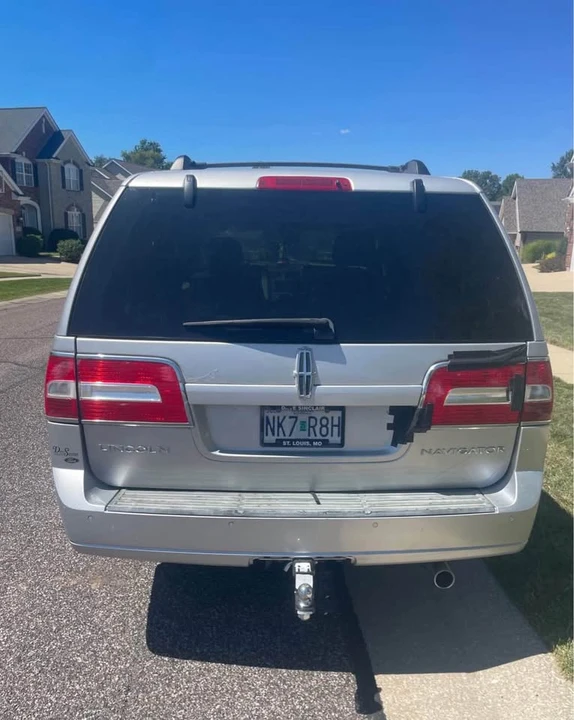 2011 Lincoln Navigator 3rd Gen - Image 2 of 8