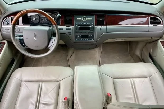 2011 Lincoln Town Car - Image 4 of 4