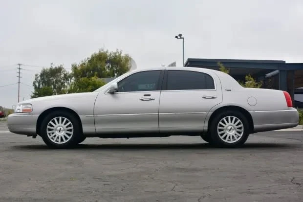 2011 Lincoln Town Car - Image 3 of 4
