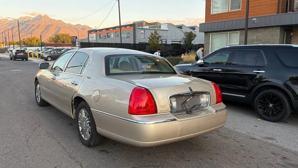 2011 Lincoln Town Car - Image 2 of 5