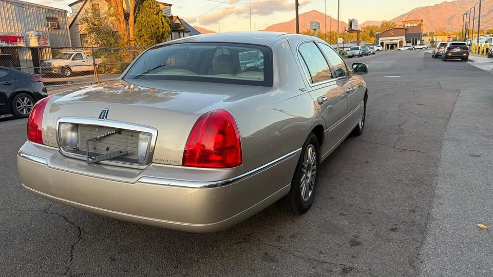 2011 Lincoln Town Car - Image 3 of 5