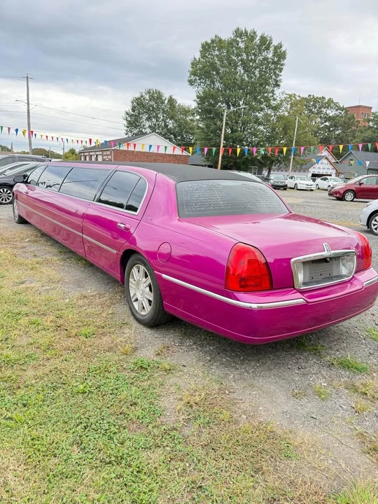 2011 Lincoln Town Car - Image 10 of 20