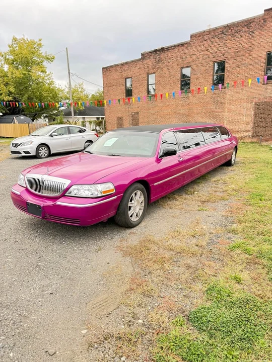 2011 Lincoln Town Car - Image 2 of 20