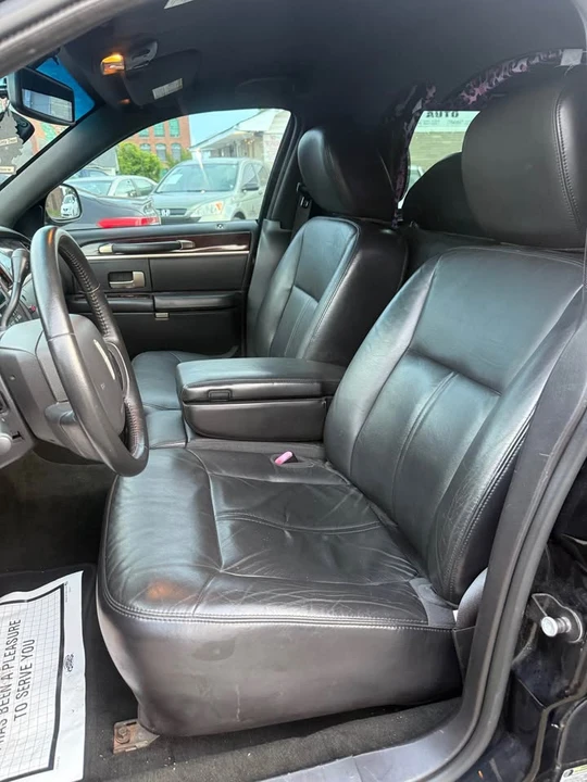 2011 Lincoln Town Car - Image 16 of 20