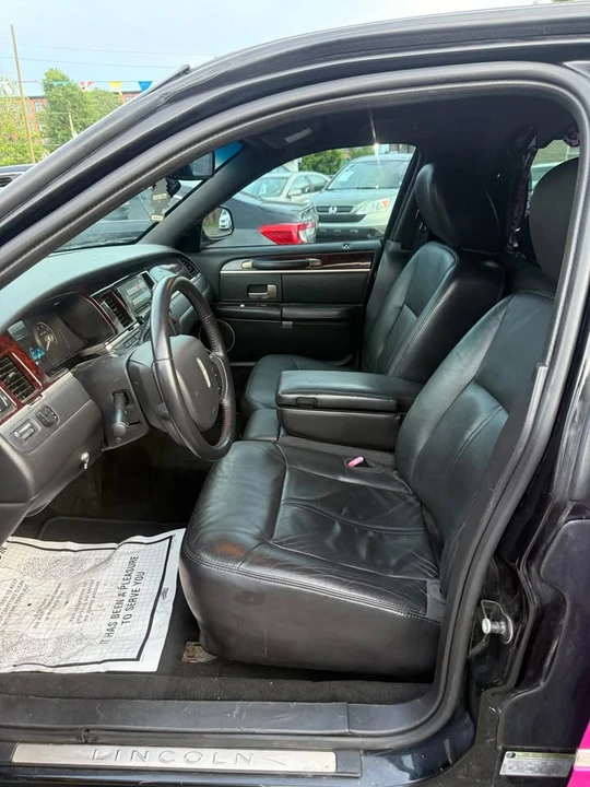 2011 Lincoln Town Car - Image 17 of 20
