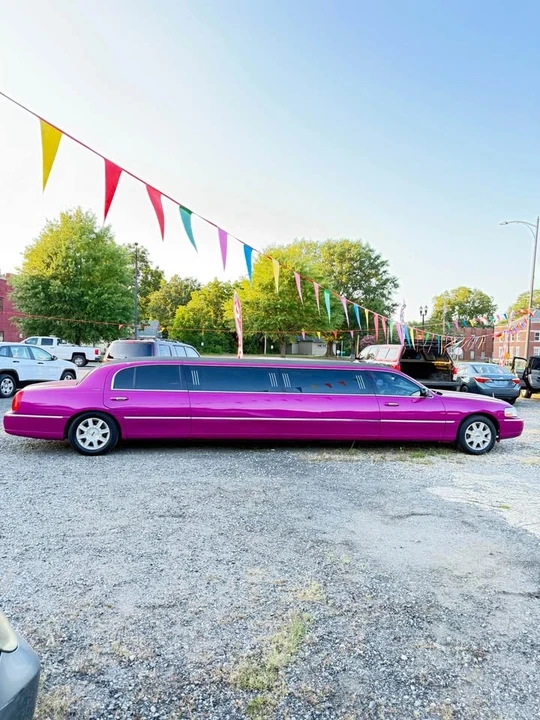 2011 Lincoln Town Car - Image 2 of 19