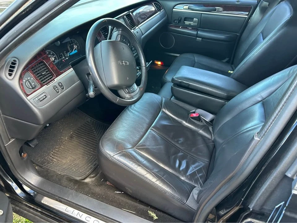 2011 Lincoln Town Car - Image 7 of 8