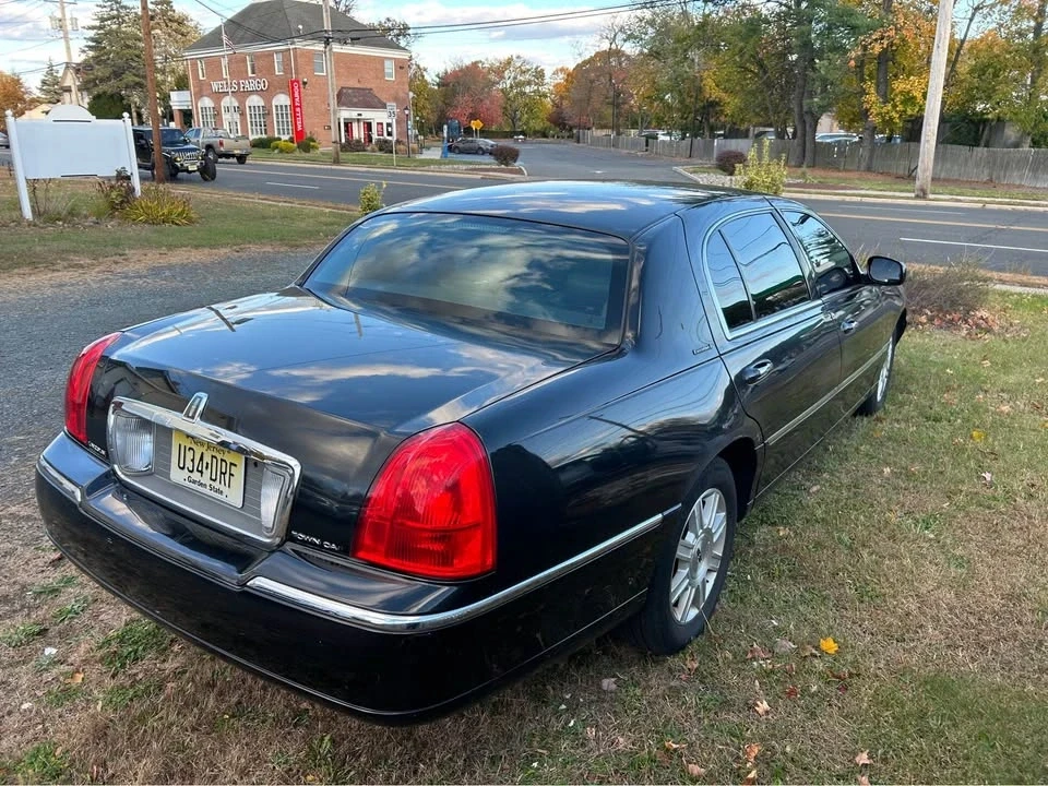 2011 Lincoln Town Car - Image 5 of 8