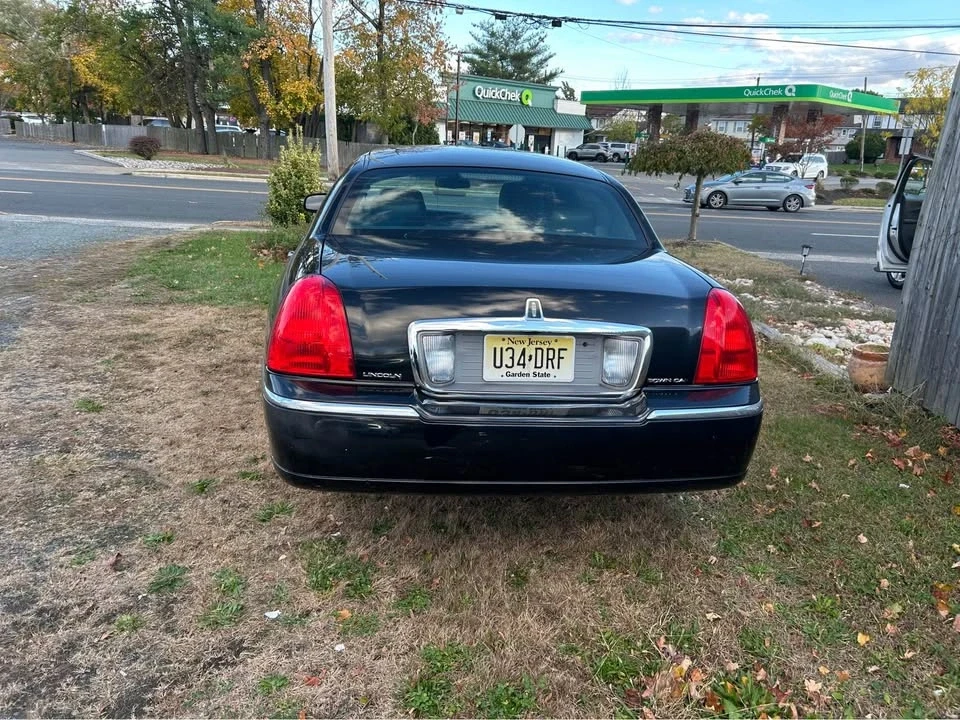 2011 Lincoln Town Car - Image 4 of 8