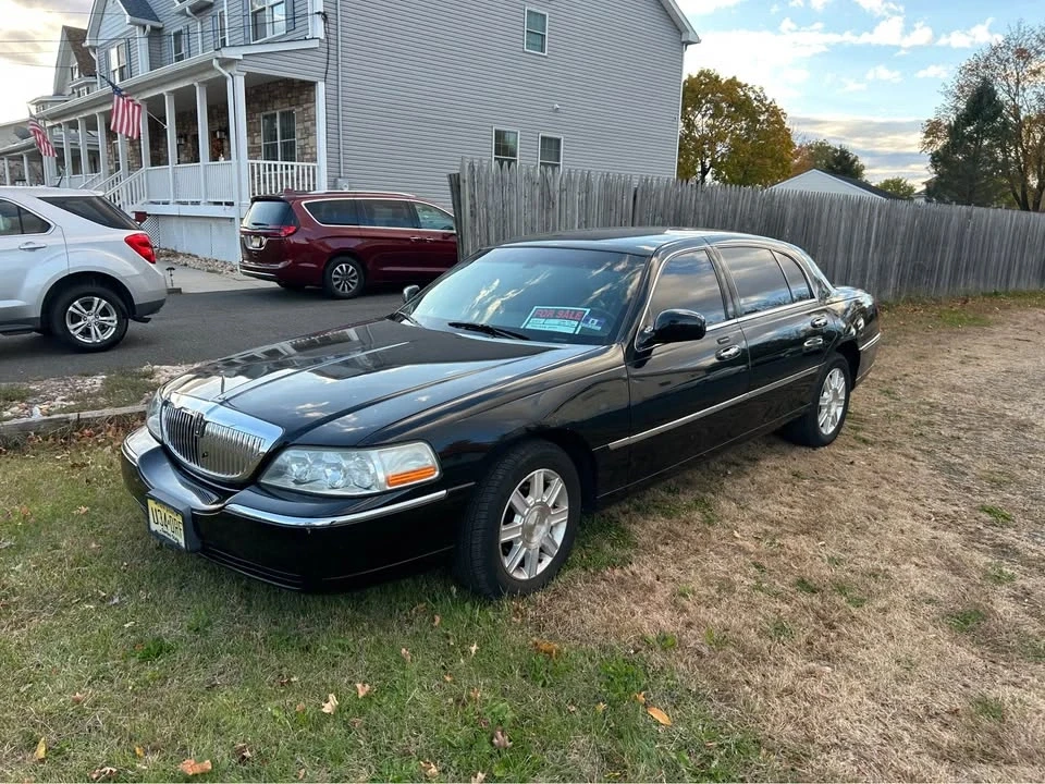2011 Lincoln Town Car - Image 2 of 8