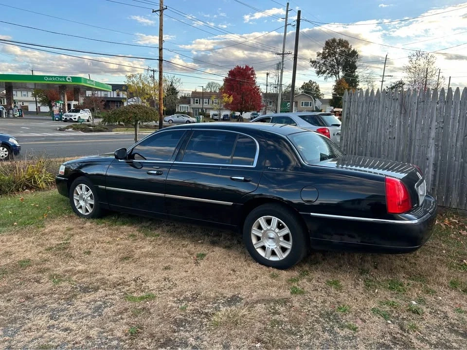 2011 Lincoln Town Car - Image 3 of 8