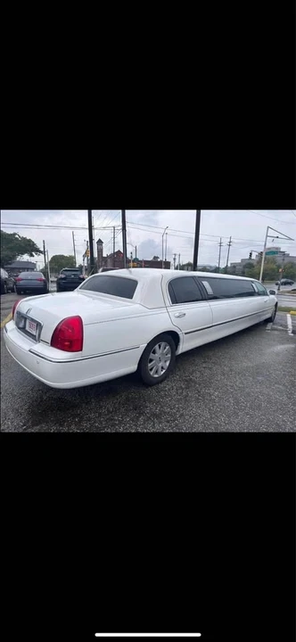 2011 Lincoln Town Car - Image 2 of 11