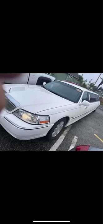 2011 Lincoln Town Car - Image 3 of 11
